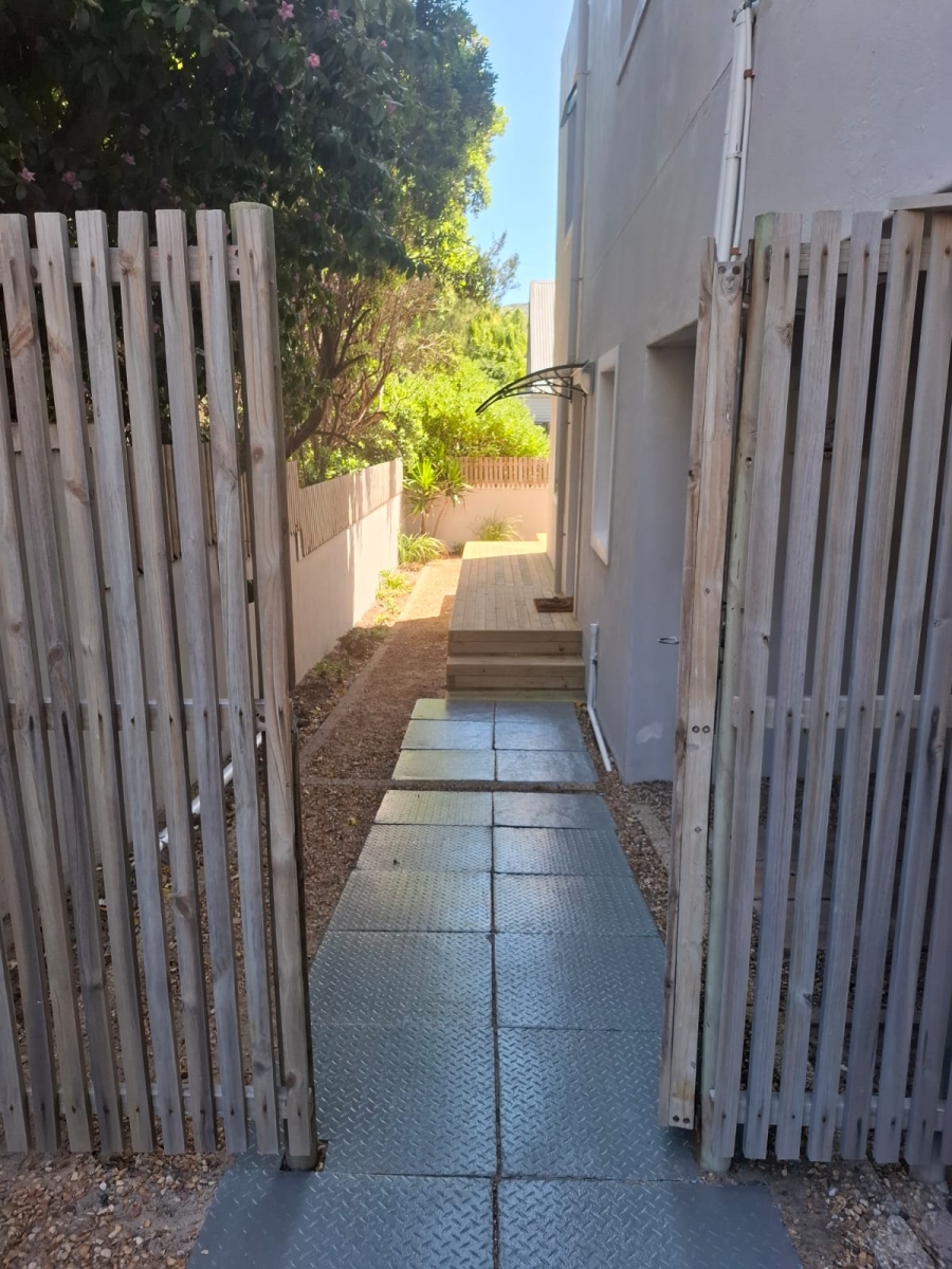 To Let 2 Bedroom Property for Rent in Clovelly Western Cape